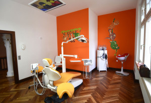 Unser orangefarbenes Behandlungs-Kinderzimmer